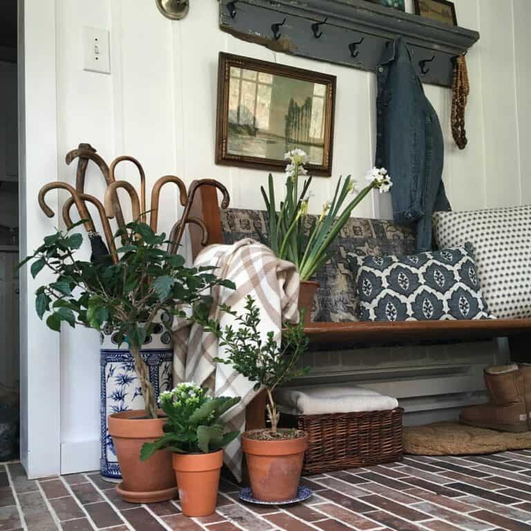 21. Where Nature Embraces Function: A Cozy Mudroom Retreat