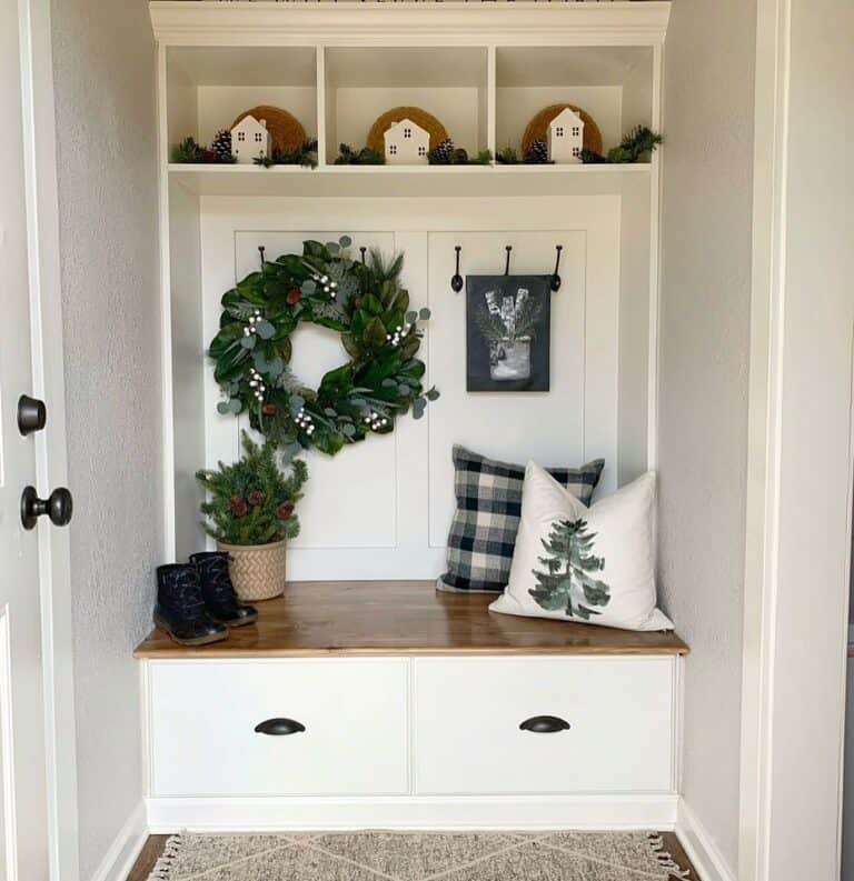 35. Charming Holiday-Inspired Mudroom Design for a Cozy Welcome