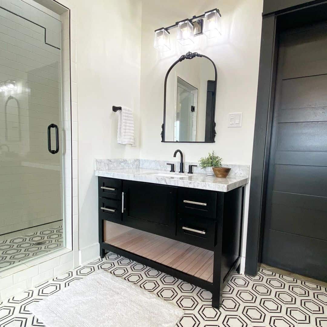 Sleek and Sophisticated: Black and White Guest Bathroom Design Ideas