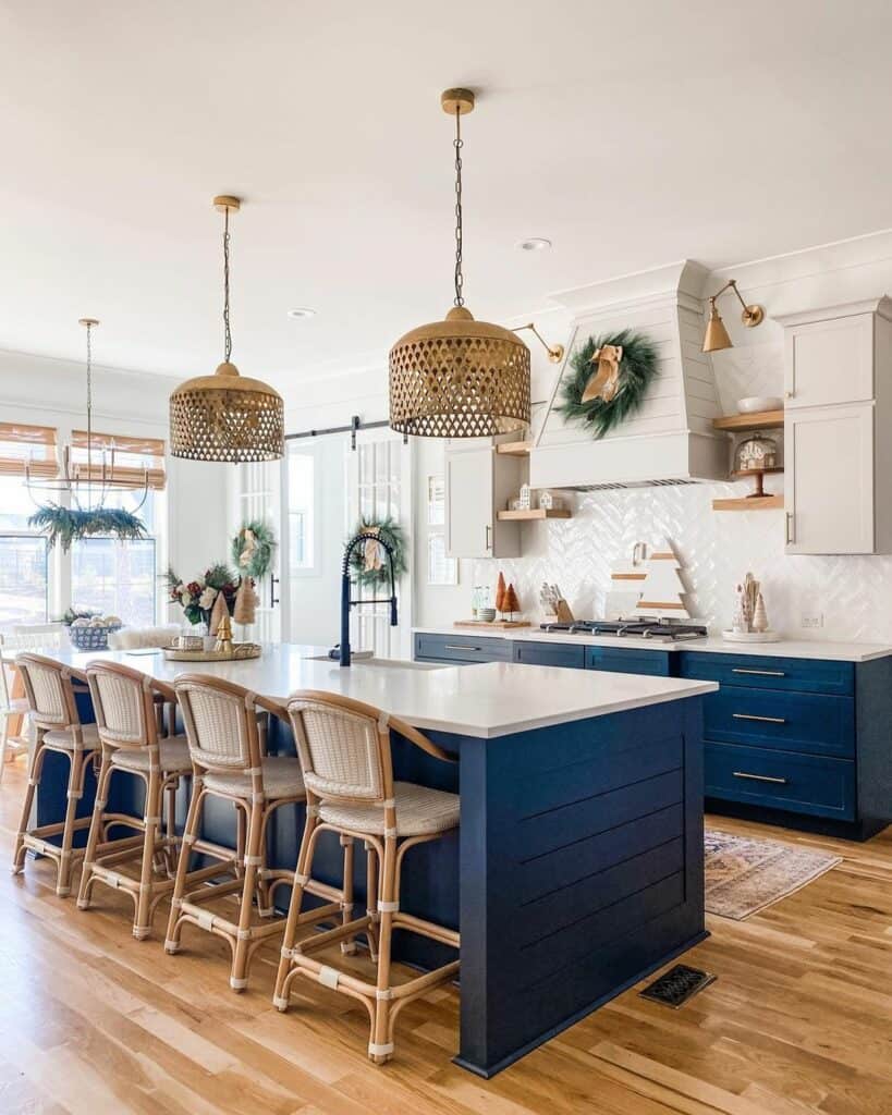 19 Coastal Farmhouse Kitchens to Inspire Your Kitchen Renovation