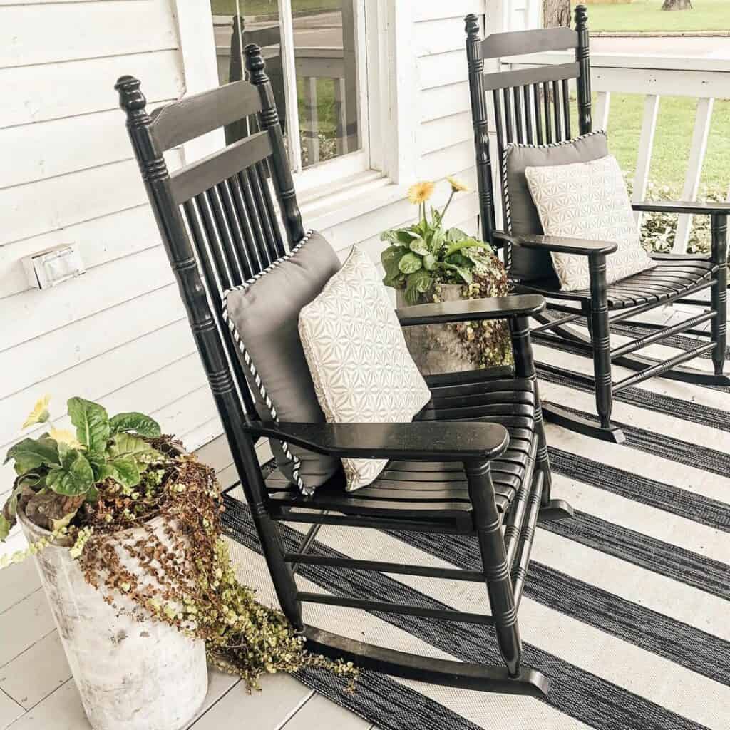 29 Front Porch Furniture Ideas To Create A Warm Entrance