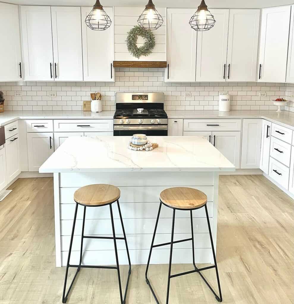 29 Designs With White Quartz Kitchen Countertops