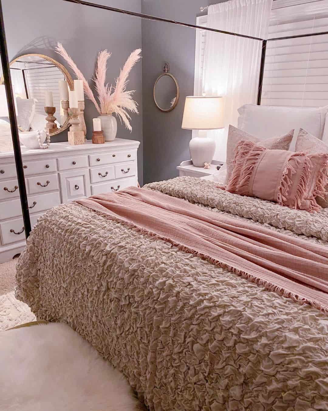 29 Elegant Grown-up Pink Bedroom Décor for Feminine Appeal