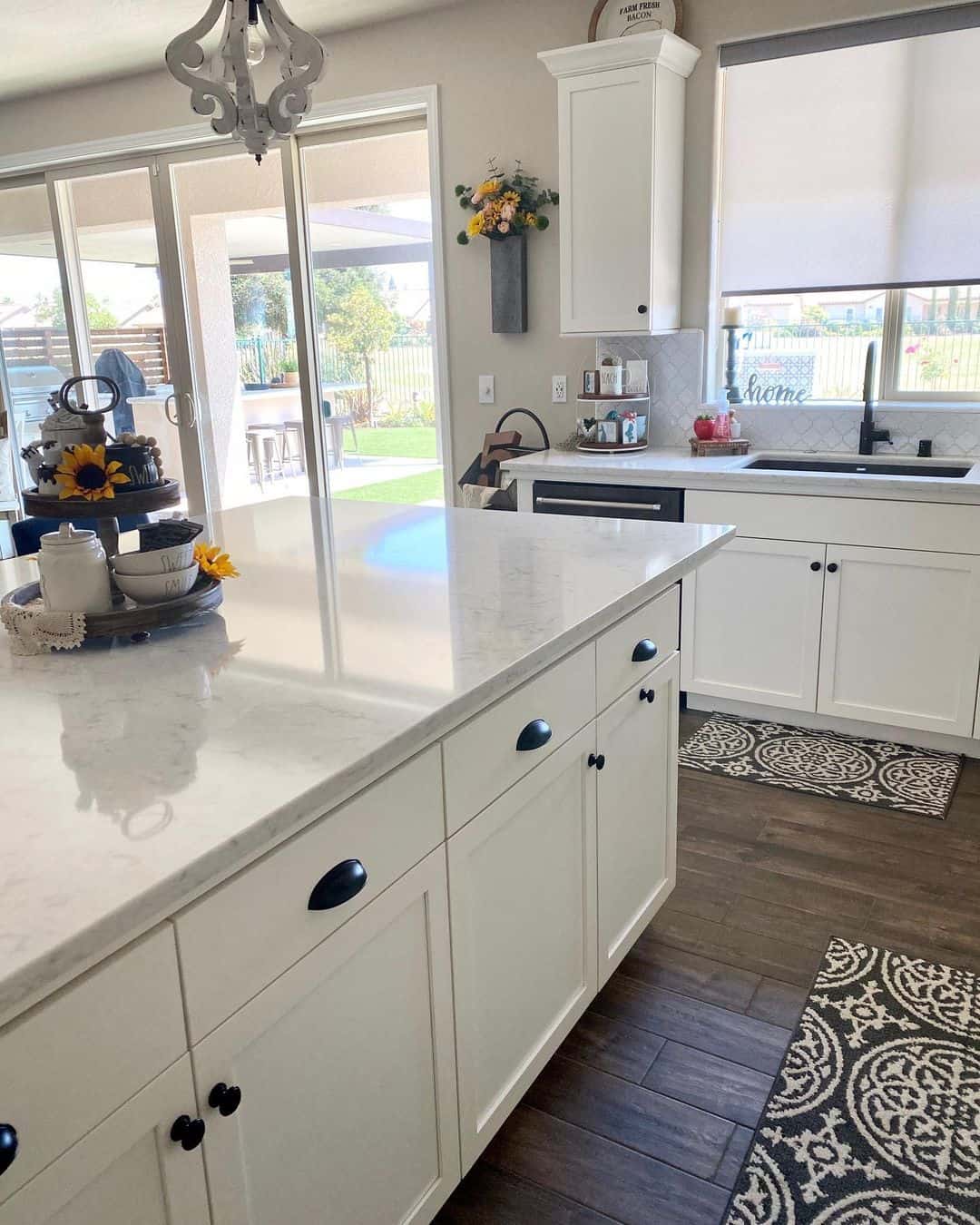 21 Gorgeous White Kitchen Cabinets with Black Hardware Ideas