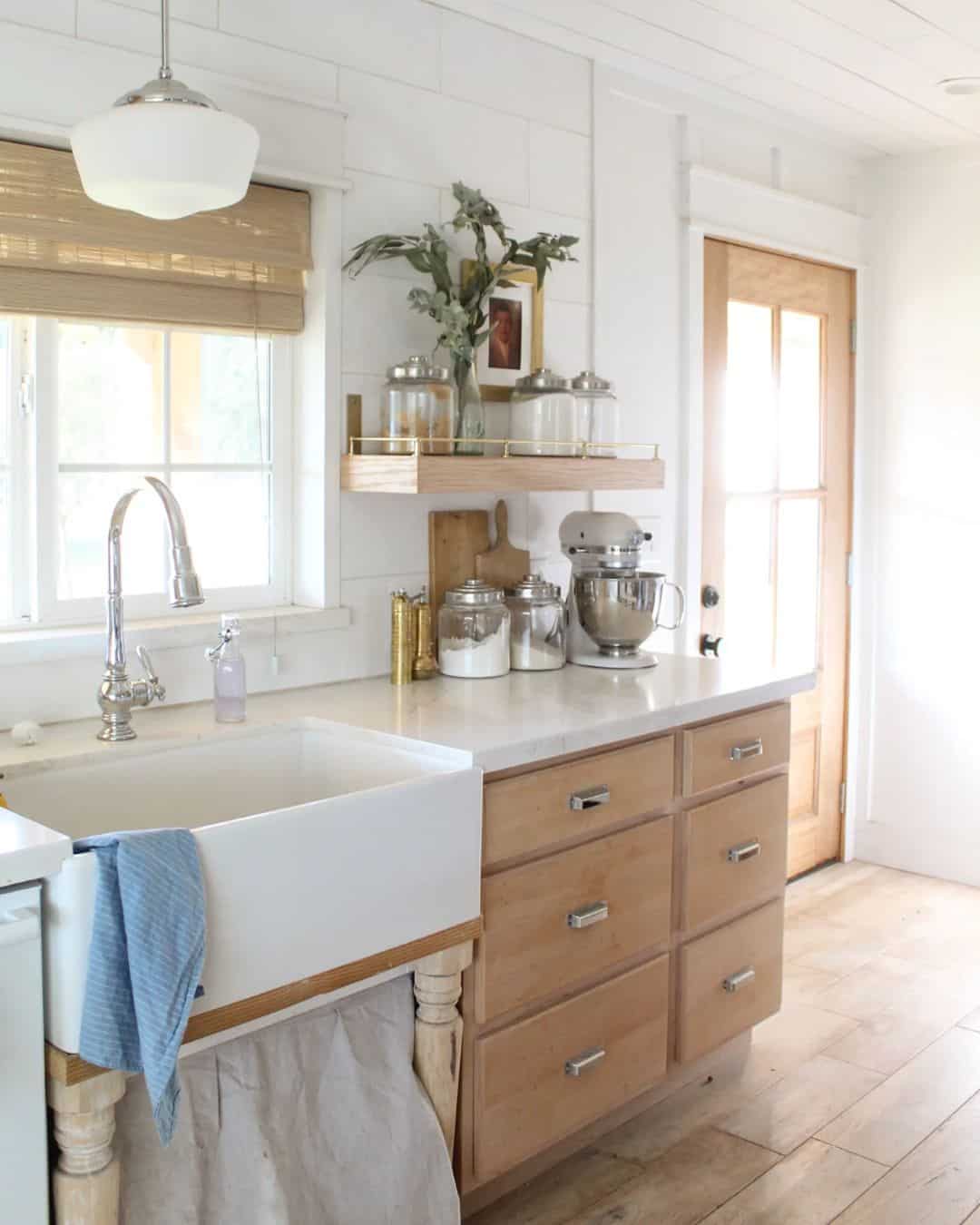 29 Nifty Kitchen Shelves Décor Ideas for an Optimal Design