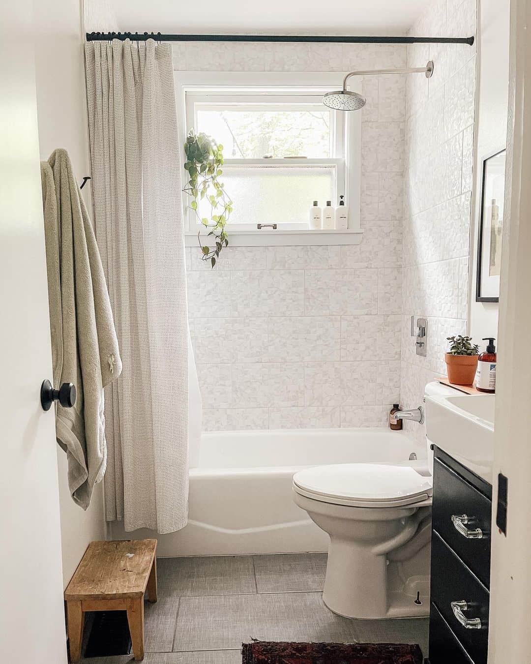 27 Small Bathroom Shower Tile Ideas that Make a Statement