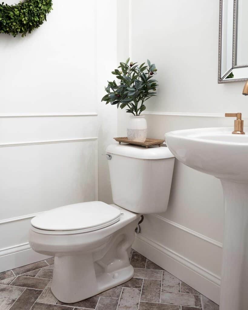 29 Pristine and Simple Styling Ideas for a White Bathroom