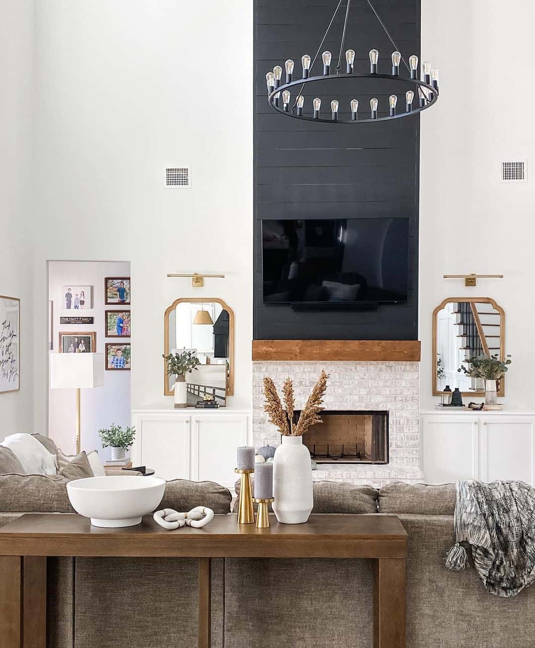 21 Minimalistic and Modern Fireplace Surrounds - High End Apartment Fireplace Surround