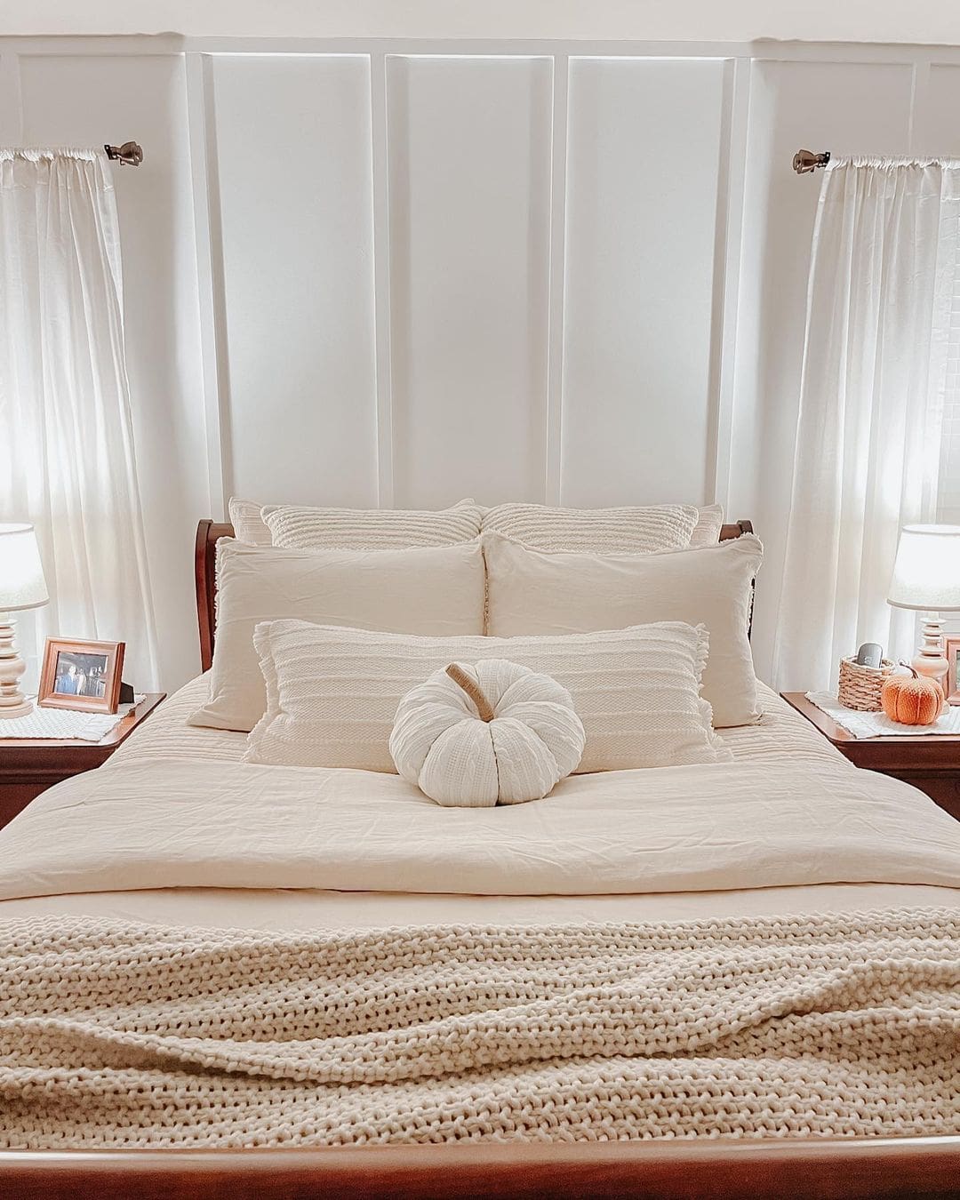 Bed In Between Windows 21 Ideas for Styling a Bed Between Two Windows