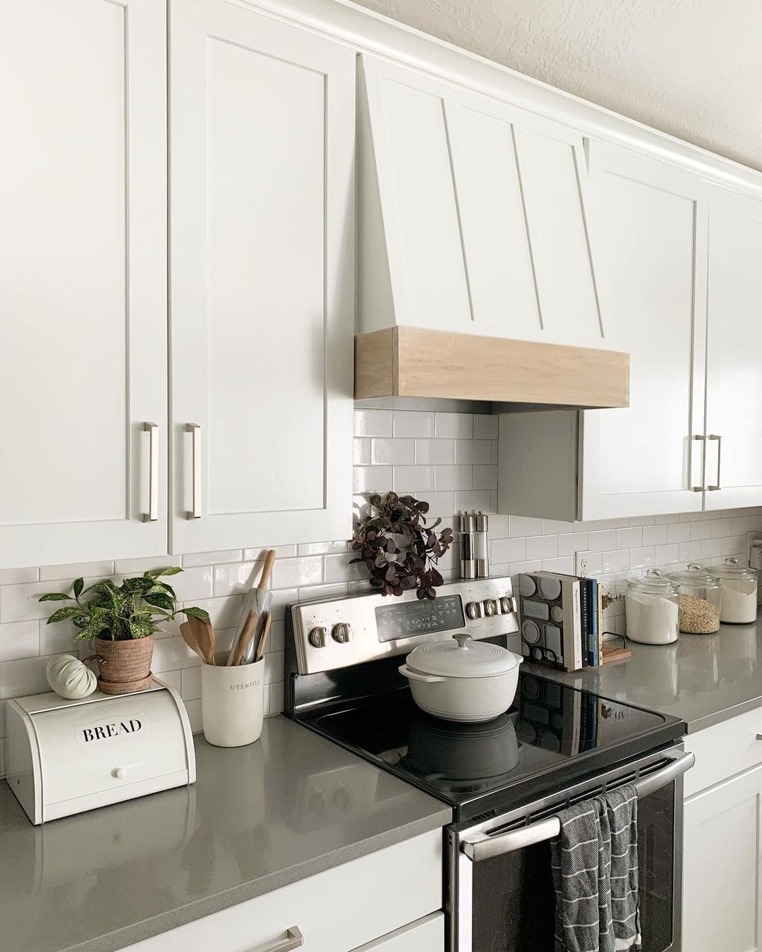 14 Modern Designs for a White Range Hood With Wood Trim — free download
