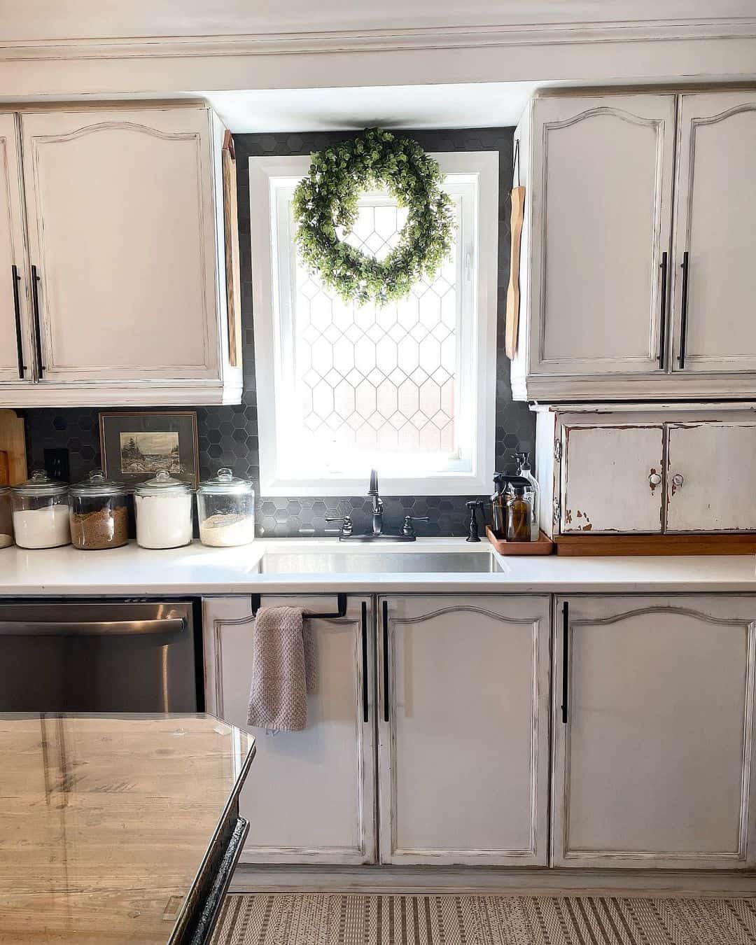 26 Traditional White Kitchen Cabinets You Won’t Regret