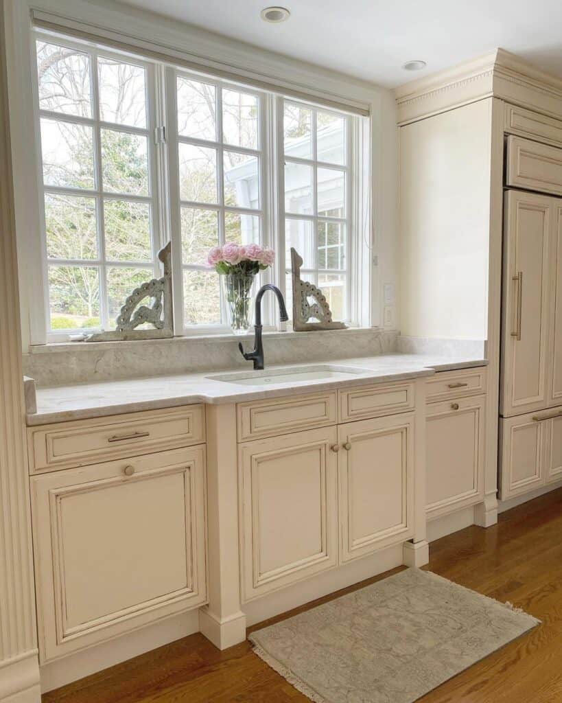 26 Traditional White Kitchen Cabinets You Won’t Regret