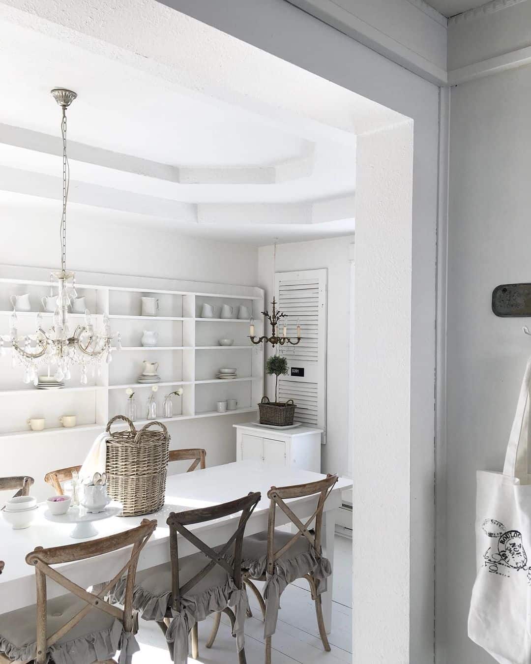 23 Stylish and Spacious Dining Room Built-Ins