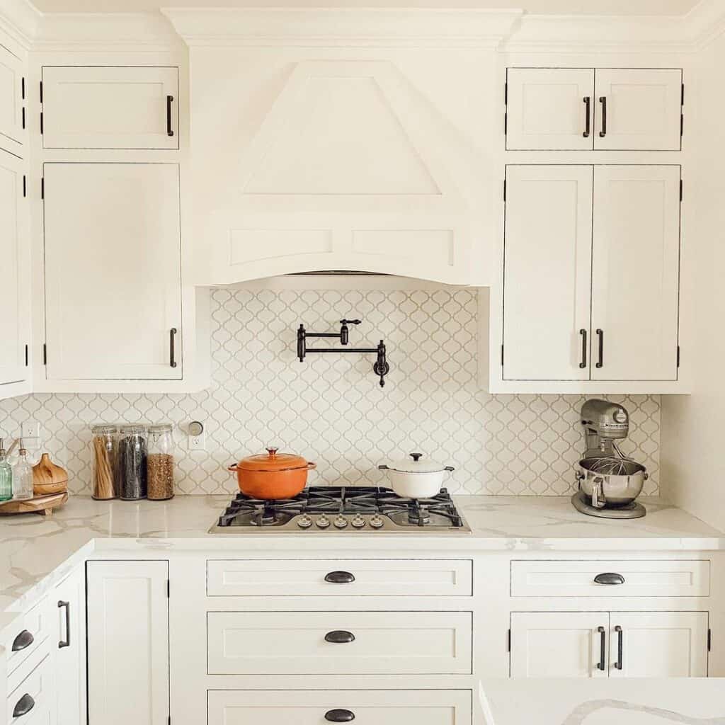 26 Traditional White Kitchen Cabinets You Won’t Regret